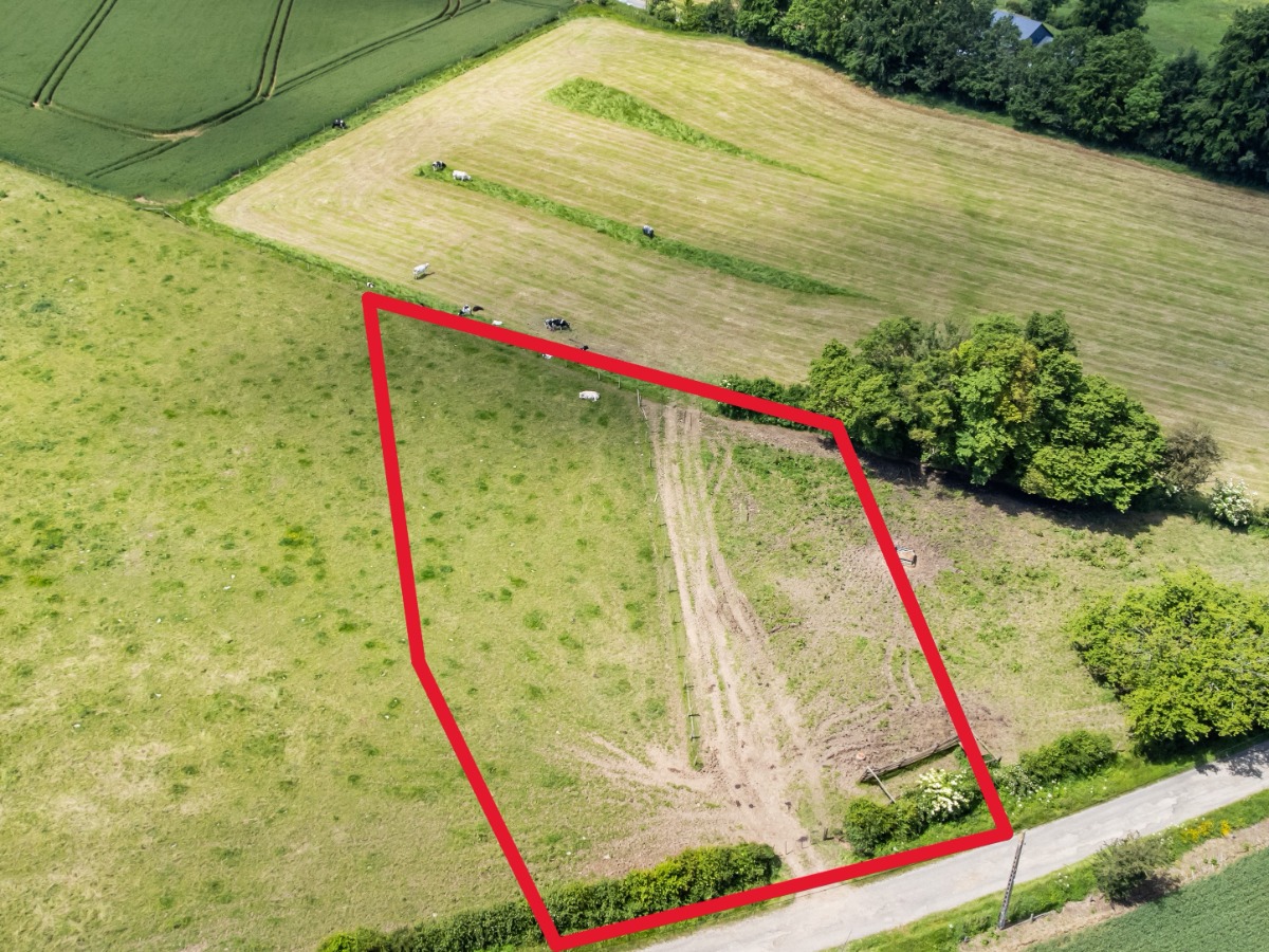 Terrain 15 ares + 2Ha possibles € 120 000 ERA